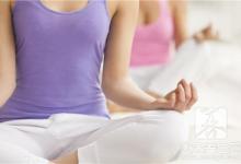 放松背部肌肉瑜伽动作怎样做？